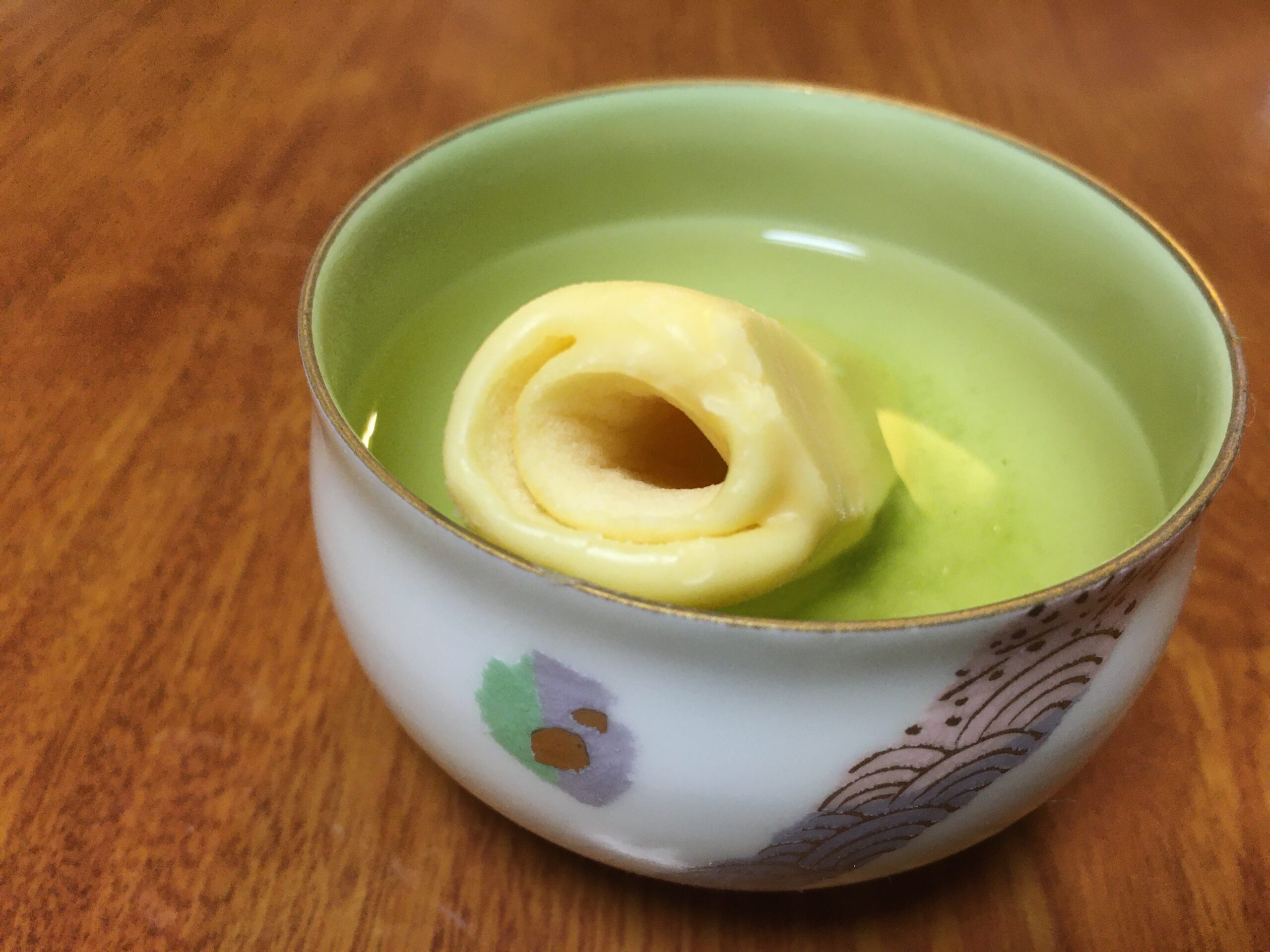 お菓子をストローにしてから食べてみる