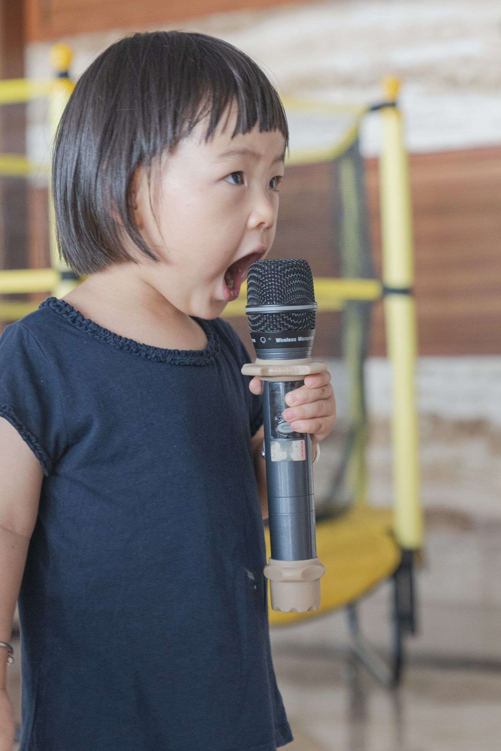 人前で話す時、原稿よりも人の表情を見ると余裕が出る。